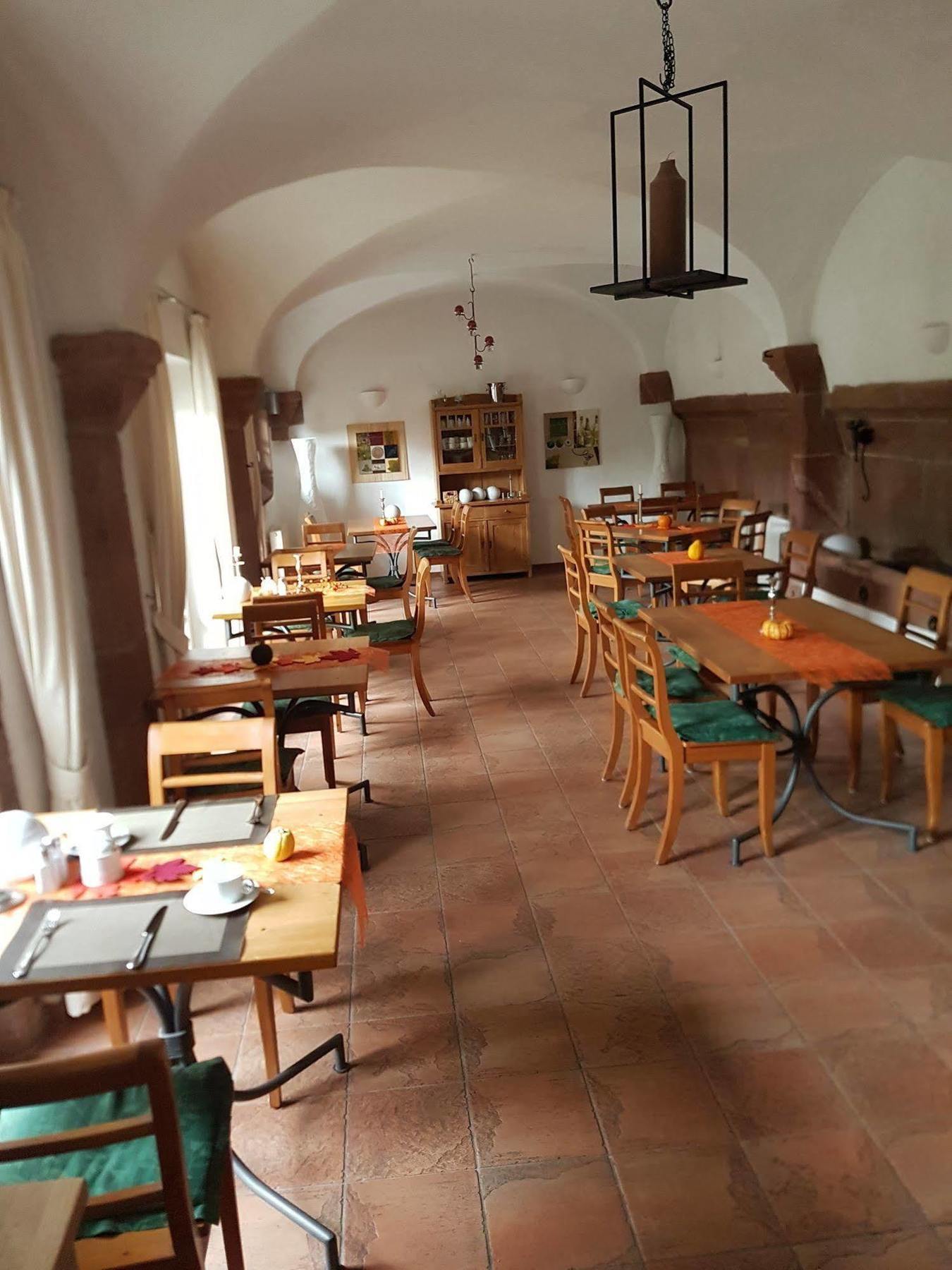 Отель Alter Winzerhof Weisenheim Am Berg E.K. Экстерьер фото