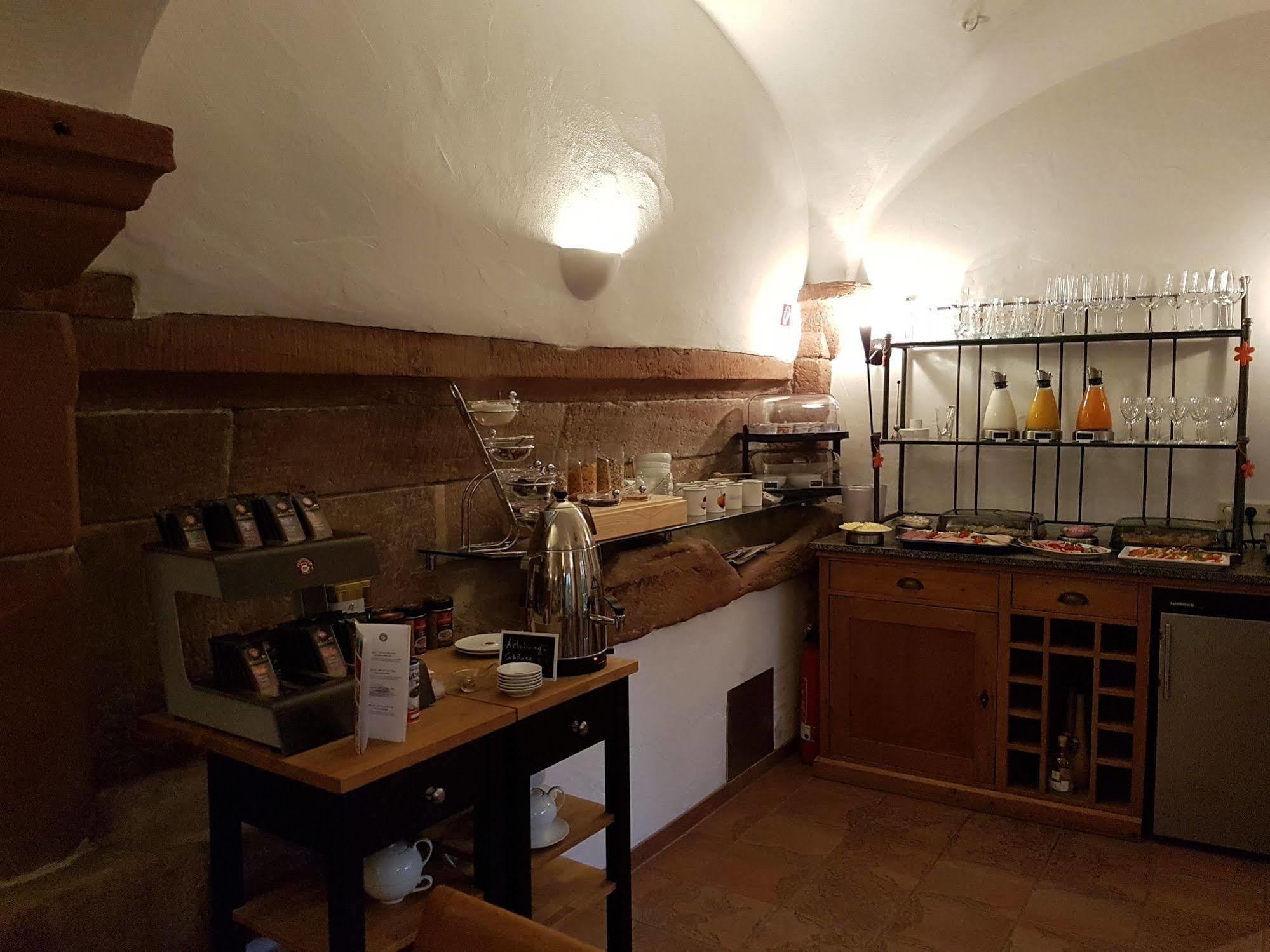 Отель Alter Winzerhof Weisenheim Am Berg E.K. Экстерьер фото